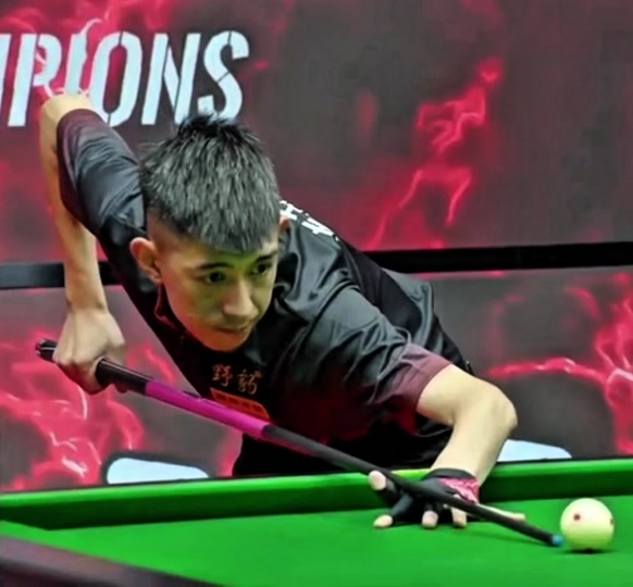 她以自己的 她以自己的